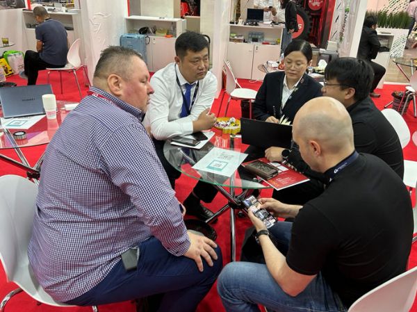 与国外友人合影